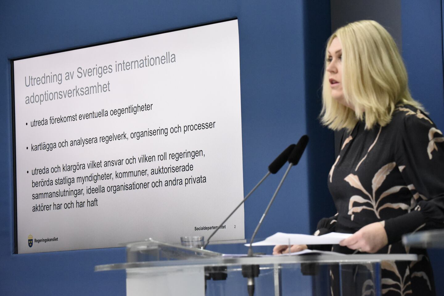 Socialminister Lena  Hallengren under presskonferens.