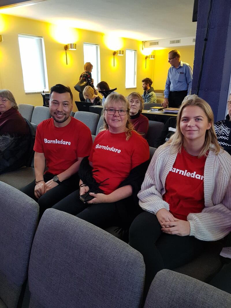 Mortaza Heidari tillsammans med Marlene Sandberg och Hanna Vedin i Avesta pingstförsamling.