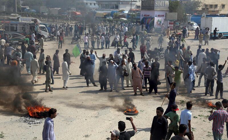 Människor protesterar mot att dödsdomen mot Asia Bibi upphävs.