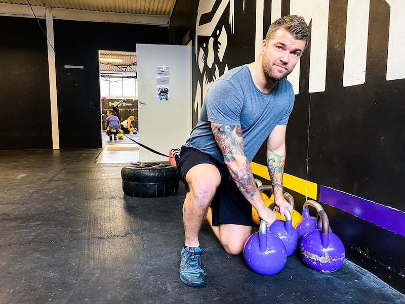 Innan Oskar Arngården ska hålla i högmässan om söndagarna går han gärna till gymmet för att köra ett rejält styrkepass.