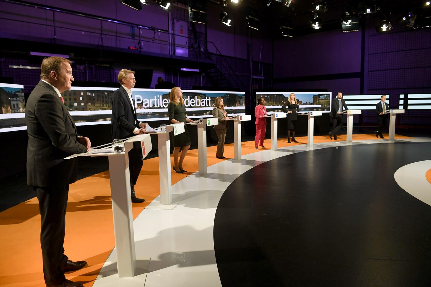 Stefan Löfven (S), Per Bolund (MP), Annie Lööf (C), Nooshi Dadgostar (V), Nyamko Sabuni (L), Ebba Busch (KD), Jimmie Åkesson (SD), Ulf Kristersson (M) under partiledardebatt i SVT.