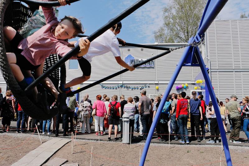 Ett hundratal personer samlades i den gassande solen.