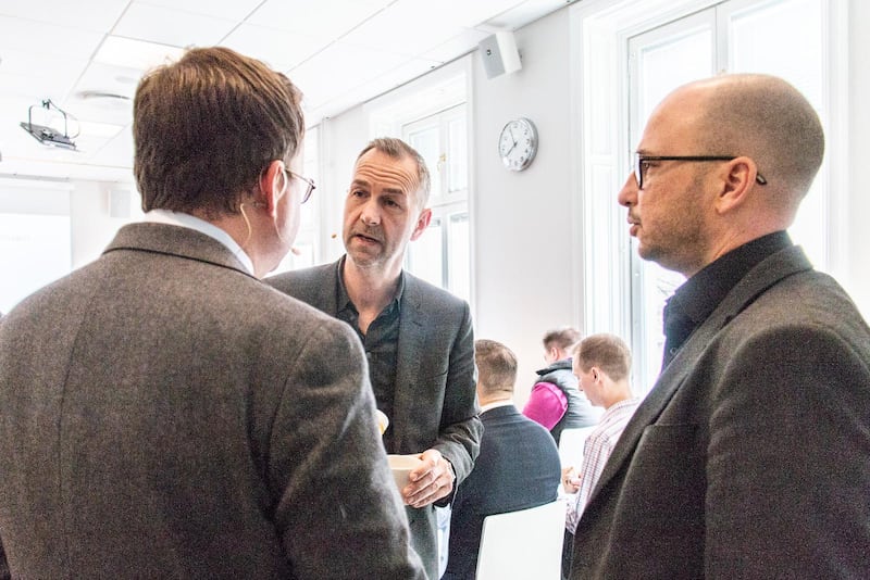 Jonas Qvarsebo och Fredrik Wenell har för tankesmedjan Timbros räkning tagit fram rapporten om religiösa friskolor. Här i samtal med S-politikern Olle Burell (med ryggen mot kameran).