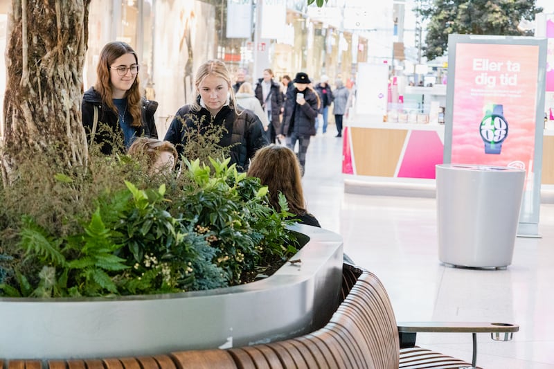 Team från USA berättar om Jesu kärlek bland shoppande svenskar. Dagen följde Carry the love-teamet under en dag av evangelisation och upptäckande av Guds tankar för individen.