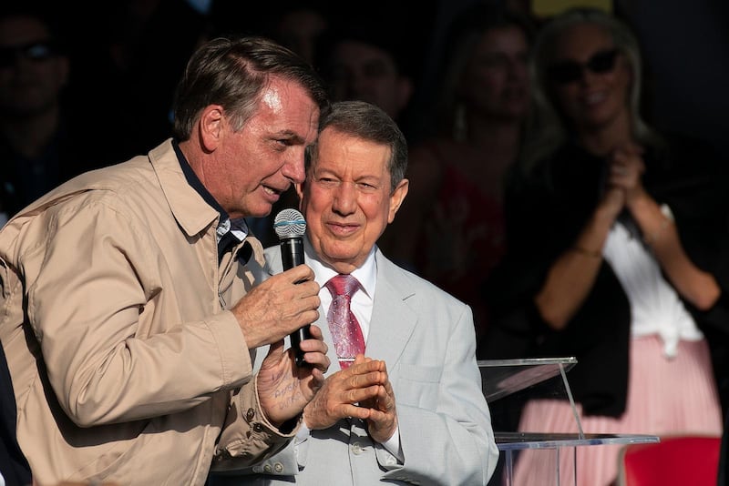 Brasiliens president Jair Bolsonaro med tv-evangelisten R.R. Soares på ett möte för International Grace of God Church i Rio de Janeiro. Bland Brasiliens många evangelikala och pingstvänner har presidenten ett fortsatt starkt stöd.