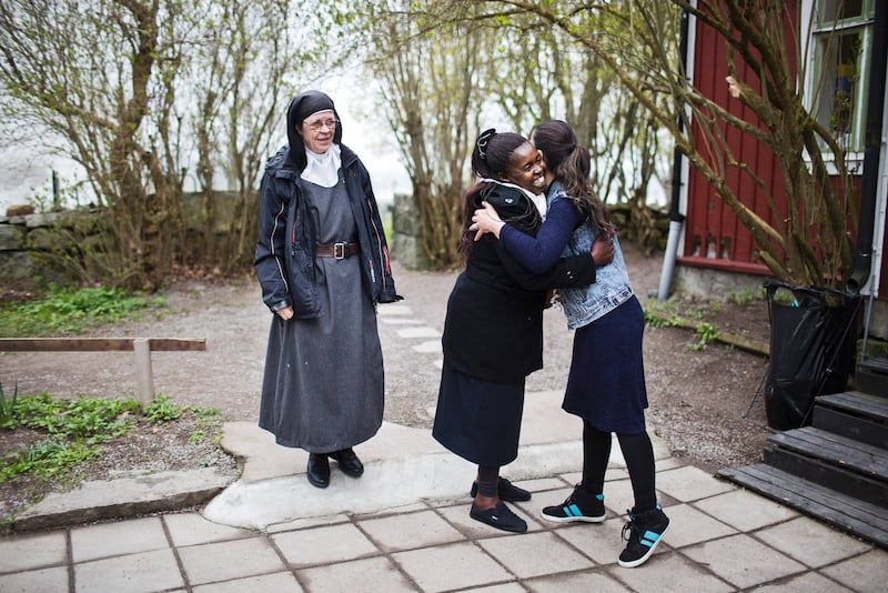 När 25-åriga Rose kommer fram till Alsike kloster omfamnas gästen genast av de väntande 