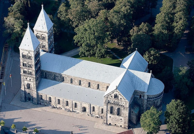 Det är oklart när domkyrkobygget påbörjades, men troligtvis var det under tidigt 1100-tal. År 1234 härjade en mycket omfattande brand kyrkan. När kyrkan byggdes upp igen tillkom en ny lektoriemur, nya valv och ny fasad i väst.