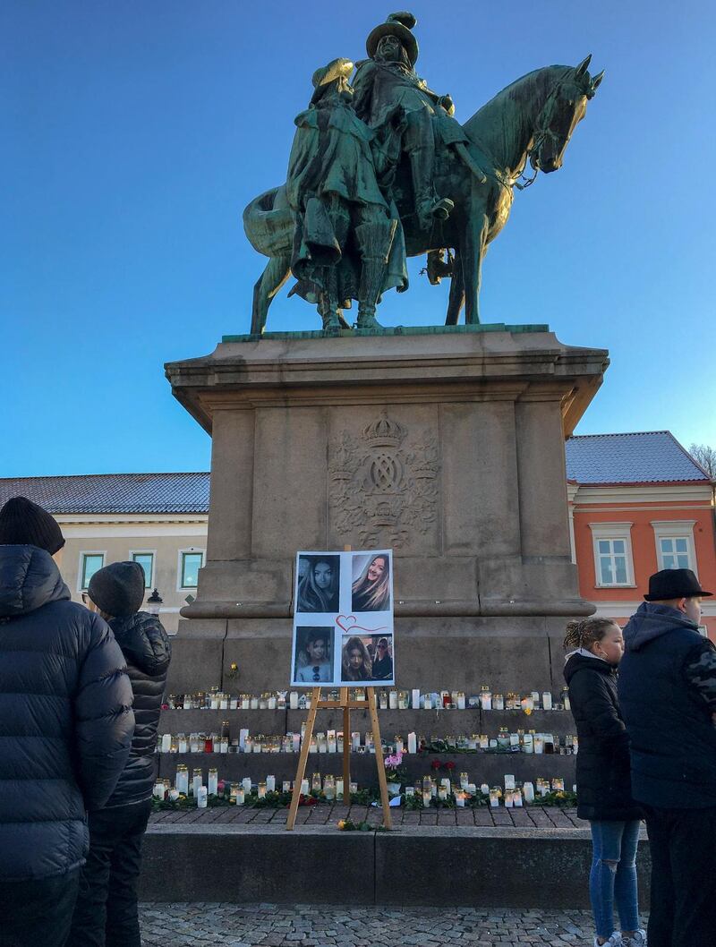 Minnesstund för den försvunna 17-åringen som i fredags bekräftades död av polisen.