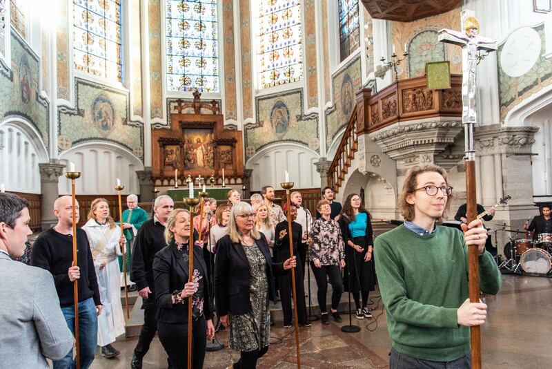 Många var engagerade i gudstjänsten vilket blev tydligt i den inledande och avslutande processionen.