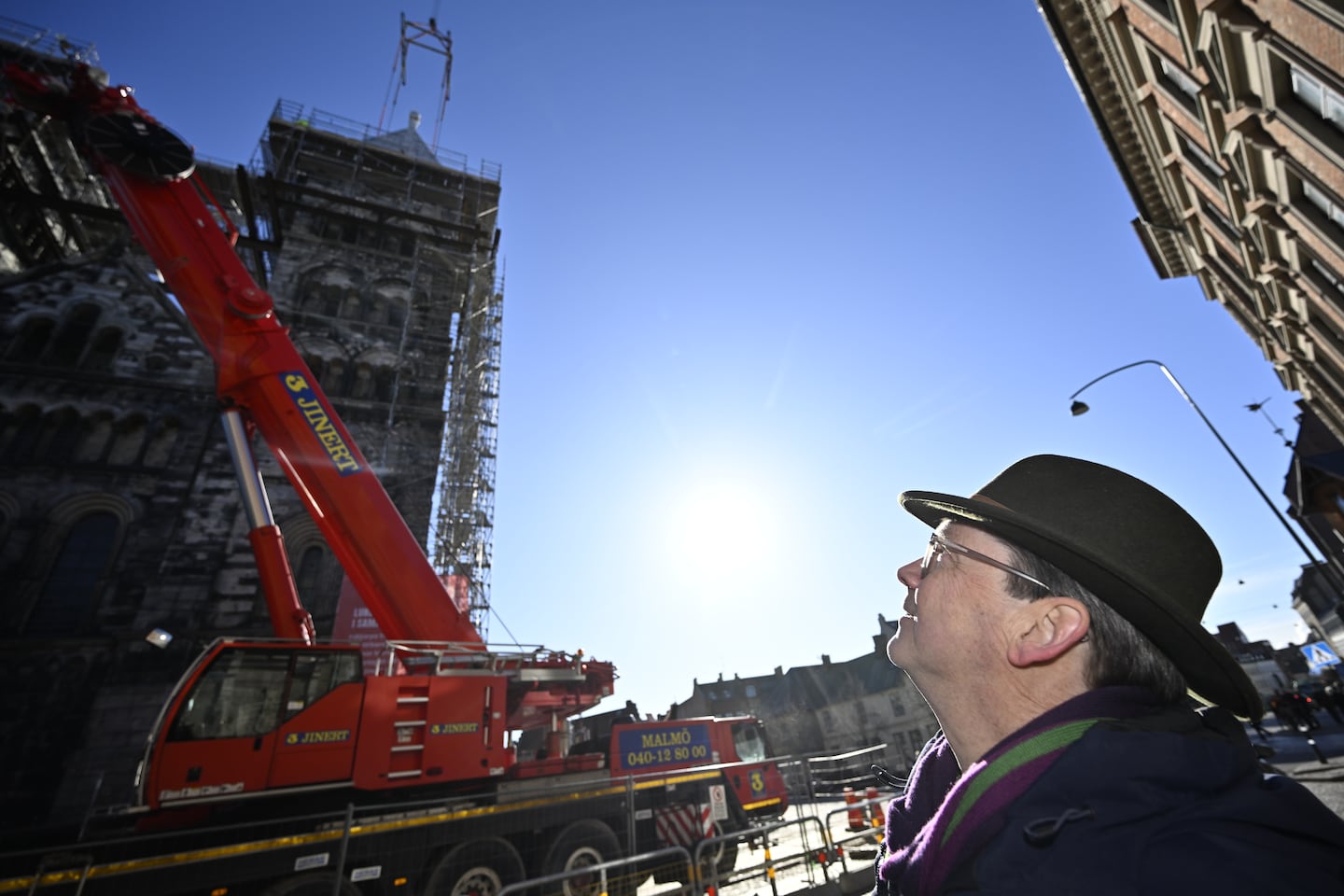 Biskop Johan Tyrberg betraktar lyftet av tornet.