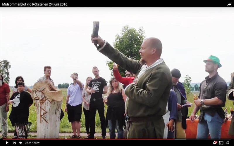 Midsommarblot vid Rökstenen.