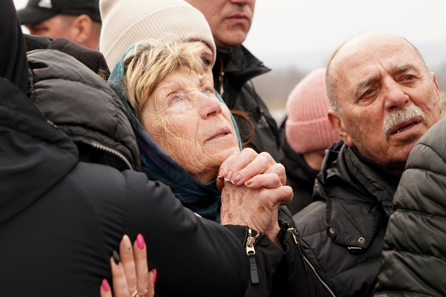 En ukrainsk mamma sörjer vid sin sons kista.