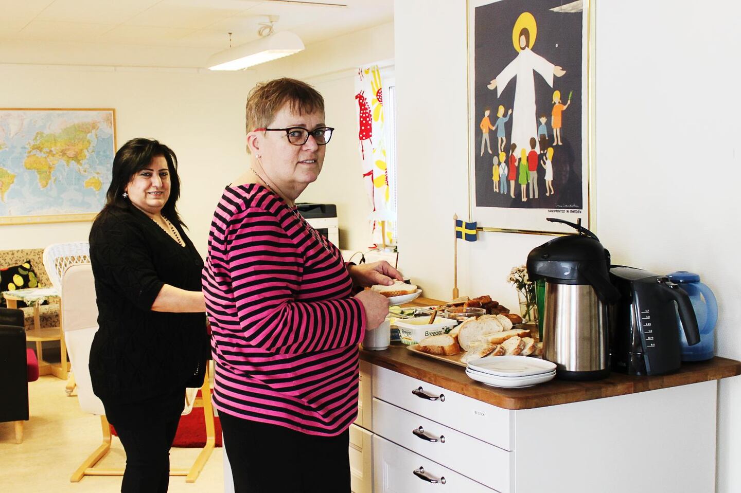 Fixar fika. Souad Youssef, församlingsassistent och Gunilla Moshi, diakon Svenska kyrkan i Rinkeby, fixar fika till församlingsborna som fikar i dagrummet – som alla har sitt ursprung i Mellanöstern.