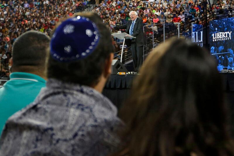 Bernie Sanders kampanjtalar där en åhörare iförd kippa lyssnar på vad han har att säga.