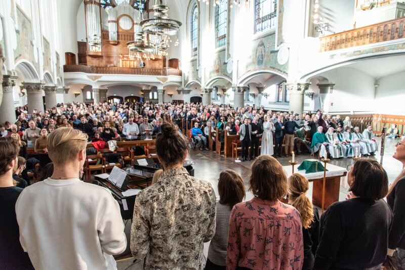 Cirka 800 människor fyllde kyrkan.