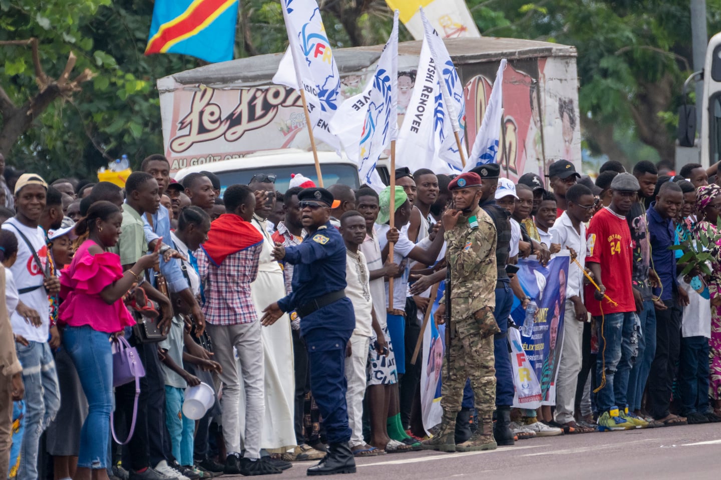 Mängder av människor väntar på påven Franciskus efter hans ankomst till Kinshasa, Kongo.