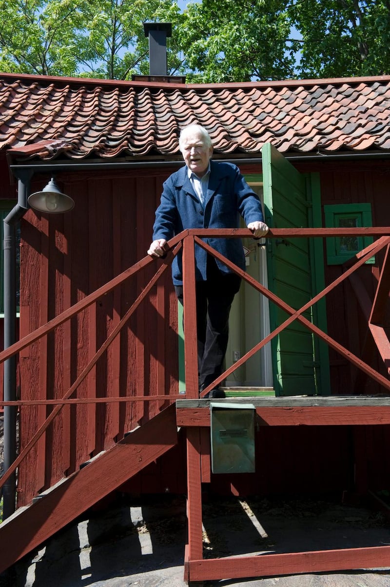 2011. I juni fyllde Hans Alfredson 80 år. Här är han fotograferad utanför sin skrivarstuga i Vitabergsparken i Stockholm.