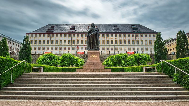 Slottet Friedenstein i Gotha i Thüringen och monumentet "Ernst the pius man".