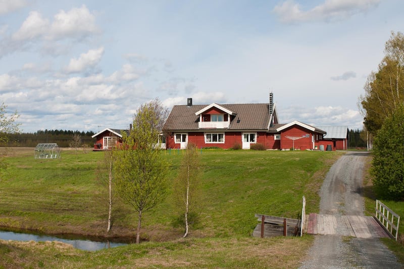 Stödboendet Deborahemmet i Skellefteå ligger i ett naturskönt område. Ett 40-tal kvinnor har fått hjälp under de fem år som boendet varit i drift. I mars läggs verksamheten ner, ett beslut som beror på ekonomiskt underskott till följd av allt mindre beläggning.