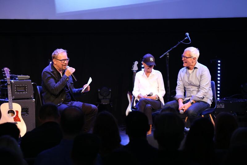 Livets ord Göteborg gick nyligen in i församlingen Connect church, som är en del av pingströrelsen. Pastor Anders Olsson välkomnar Åke och Kärstin Carlson.