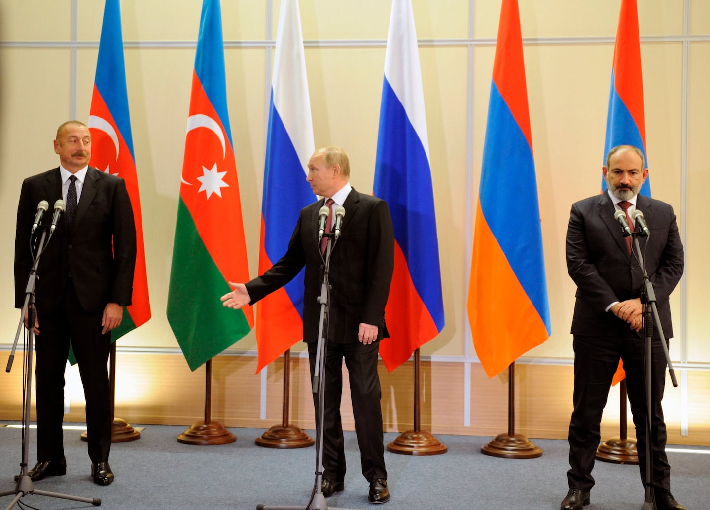 Samtal i november 2021 mellan Azerbajdzjans president Ilham Aliyev, Rysslands president Vladimir Putin och Armeniens premiärminister Nikol Pashinyan, ett år efter eldupphöret i utbrytarenklaven Nagorno-Karabach.