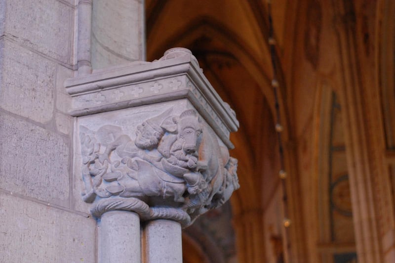 Motivet med den så kallade "judesuggan" sitter nära högaltaret i Uppsala domkyrka.