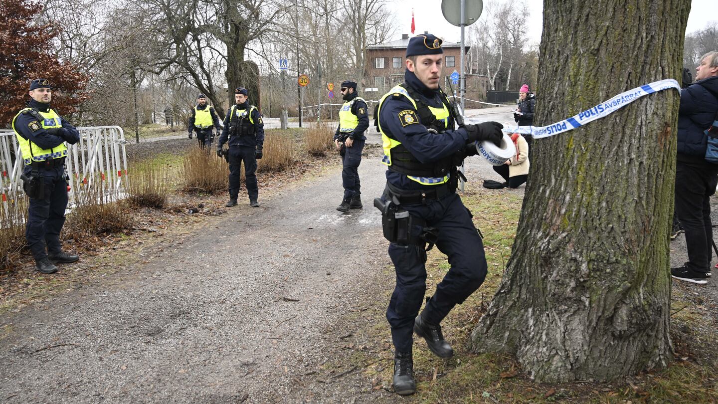 STOCKHOLM 20230121
Polis spärrar av inför att den högerextreme politikern Rasmus Paludan ska hålla en allmän sammankomst i närheten av Turkiets ambassad på lördagen. Där planerar han att bränna ett exemplar av muslimernas heliga bok, koranen. 
Foto: Fredrik Sandberg / TT / kod 10080