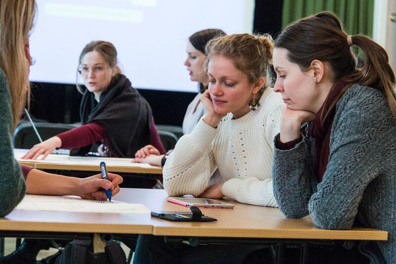 De olika teamen funderar över vad som finns att fira i deras arbete med att grunda nya församlingar, och vad som ännu inte har uppnåtts. Närmast EFS-studenter i Flogsta utanför Uppsala. I bakgrunden teamet från Kingdom House (EFK) i Örebro och Julia Wellstam i vinröd tröja.