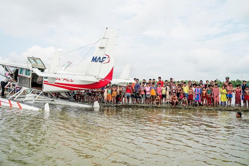 När sjöflygplanet landar på floden Brahmaputra är det veckans stora händelse i byn. Här är människor fattiga. De flyttar ofta eftersom floden orsakar översvämningar och förstörelse men också skapar ny odlingsmark.