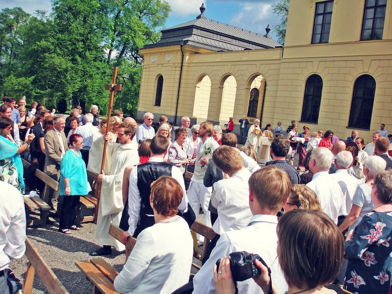 Kärlek och ikoner. Emanuel och Ingrid Erikssons möttes när de båda var husfolk på slottet Bjärka Säby. Deras vigsel innehöll inslag från den österländska och koptiska kyrkan. Vigselförättare var Peter Halldorf, och här håller han upp en bild av parets husikon.