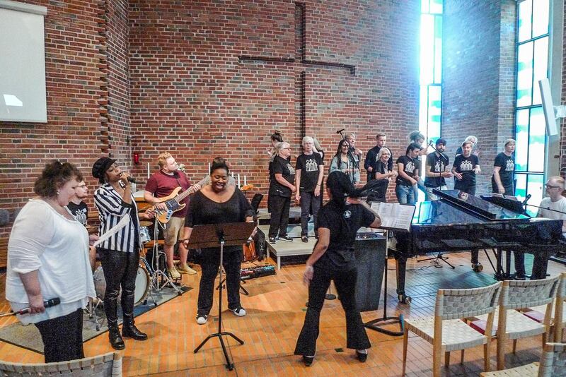 laddar för terminsavslutning. Gospelkören Come together i Kummelby kyrka i Sollentuna slipar på låtarna en sista gång inför den konsert som ska avsluta vårterminen. Rachel Biirah från Svenska Gospelverkstaden dirigerar och gästartisterna Paris Renita och Kiralina medverkar som solister. 