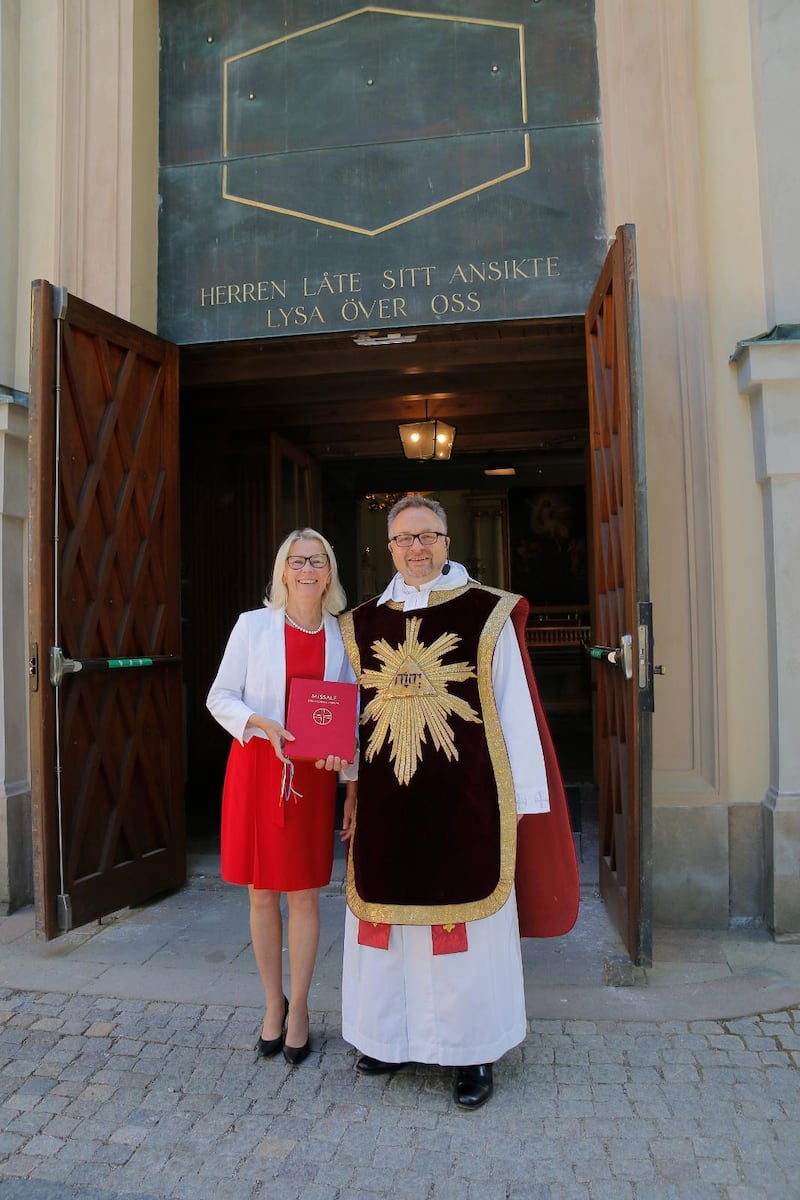 – En härlig dag! sa kyrkorådets ordförande Ulla Birgersdotter, som medverkade i pingstdagens gudstjänst i Kungsholms kyrka tillsammans med kyrkoherde Michael Persson. De var båda positiva till den nya kyrkohandbok som togs i bruk i dag.