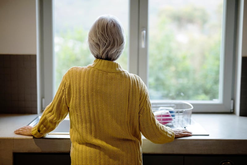 En mamma, som vill vara anonym, har engagerat sig i det föräldranätverk som vill stoppa könsbyten för unga vuxna och barn. Detta efter att hennes egen dotter fått behandling för sin könsdysfori med bland annat behandling av testosteron och hjälp att operera bort brösten.