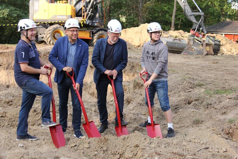 Första spadtaget. Den nya Equmeniakyrkan ska byggas på Furulid i Motala. Från vänster: Gunnar Henriksson, Magnus Welin Harrström, Per Doxon samt Hugo Henriksson.