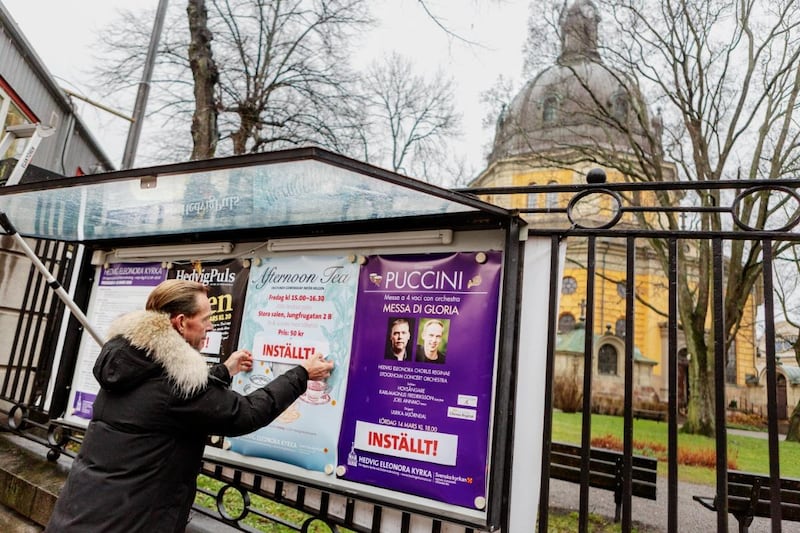 Hedvig Eleonora församling i centrala Stockholm satsar på tydlighet. Församlingens klockare Jonas Nordwall satte upp skyltar under torsdagen (2020-03-12).