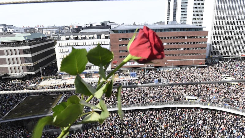 På lördag den 7 april är det ett år sedan Rakhmat Akilov kapade en lastbil och under en 44 sekunder lång vansinnesfärd rammade fredagsflanörerna på Stockholms mest centrala shopping- och gågata. Bilden är från förra årets manifestation på Sergels torg. 