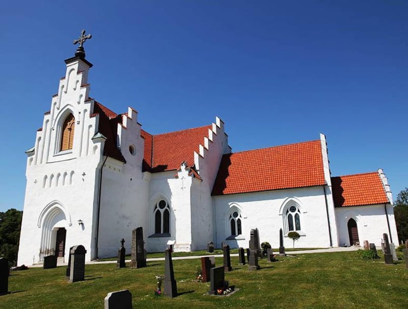 Belägen på Österlen. Ursprungligen byggdes kyrkan under tidig medeltid. Långhuset med två skepp byggdes under 1400-talet, kanske på grund av ökad tillströmning av pilgrimer.