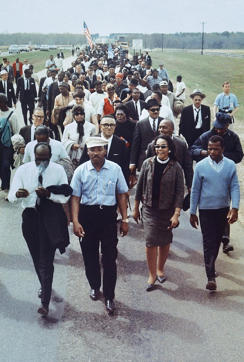 Martin Luther King leder en protestmarsch från Selma till Montgomery i Alabama mot att det i stort sett var omöjligt för svarta att registrera sig och rösta. 