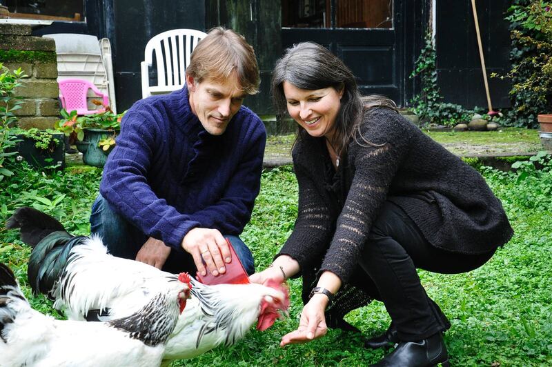 Henk och Riana Reitsema har höns och äppelträdgård som del av den kristna kommuniteten L’abri, dit människor kan komma för att läsa, be och diskutera kristen tro.