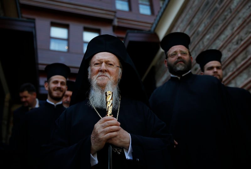 Ortodoxa präster i Ukraina måste nu ta ställning för eller emot Moskva. Här möter patriark Bartolomeus ukrainska företrädare i Istanbul.