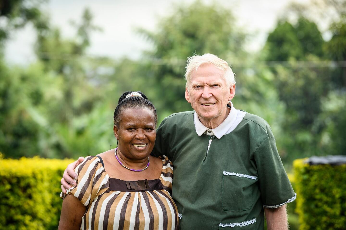 Overa och Carl-Erik Sahlberg i Marangu, Tanzania. Mokicco är det arbete de driver för föräldralösa barn.