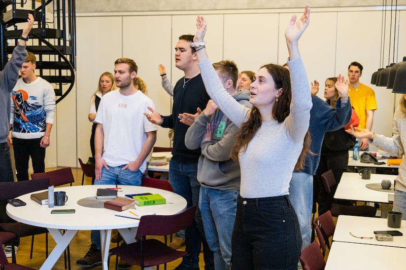 Team från USA berättar om Jesu kärlek bland shoppande svenskar. Dagen följde Carry the love-teamet under en dag av evangelisation och upptäckande av Guds tankar för individen.