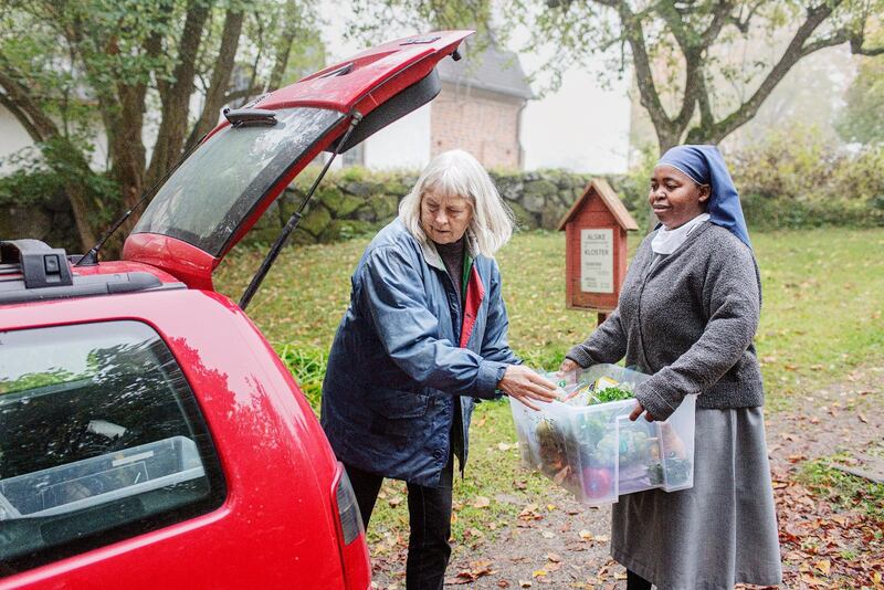 Volontären Britt-Mari Olofsson har varit på Willys i Knivsta och hämtat överblivna matvaror som hon lämnar över till syster Rose, novis vid Alsike kloster, beläget 15 kilometer söder om Uppsala.