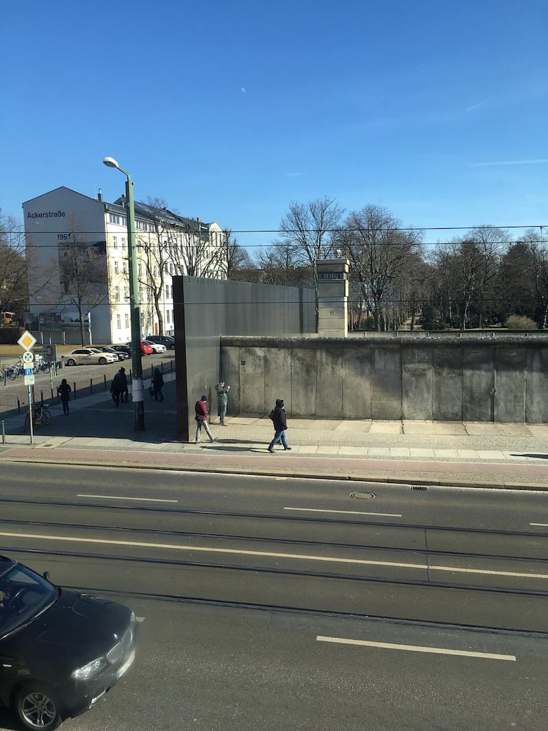 Den gamla Berlinmuren har bevarats i autentiskt skick på några platser i staden.