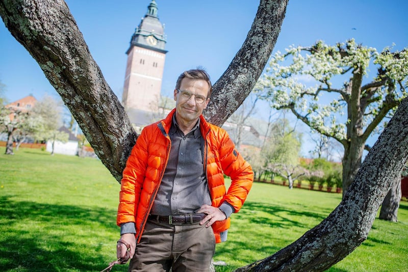 Ulf Kristersson med Strängnäs domkyrka i bakgrunden.