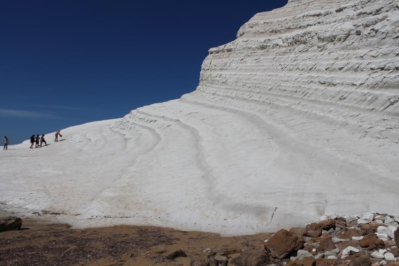 Likt ett isberg som kommit ur kurs ligger kalkstensklippan ”Scala dei Turchi” på Siciliens sydkust. 