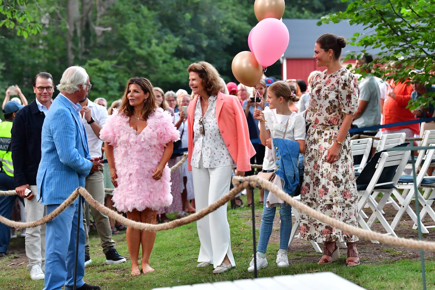 Kungafamiljen på plats. Kung Carl-Gustaf, drottning Silvia, prinsessan Estelle och kronprinsessan Victoria med Carola under Solliden Sessions på tisdagskvällen.