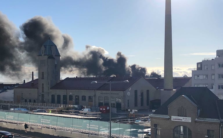 Brand i en lagerlokal i Slakthusområdet i södra Stockholm.