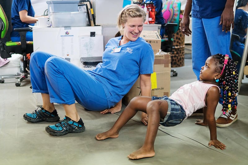 Sjukgymnasten Sara Gardeskog gör övningar med patienten Yasmine på rehab­avdelningen. 