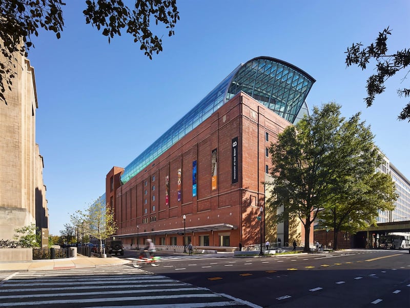 Museum of the Bible i Washington D.C. öppnade 2017 och har i sin samling  nytestamentliga papyrushandskrifter. Några av dem visade sig vara stulna och har återlämnats till Oxfords universitet.